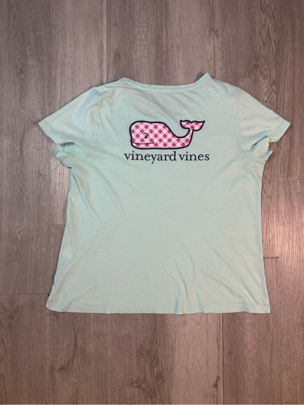 Vineyard Vines Women’s Light Blue Pocket Whale pink plaid Logo Scoop Neck Tee L.